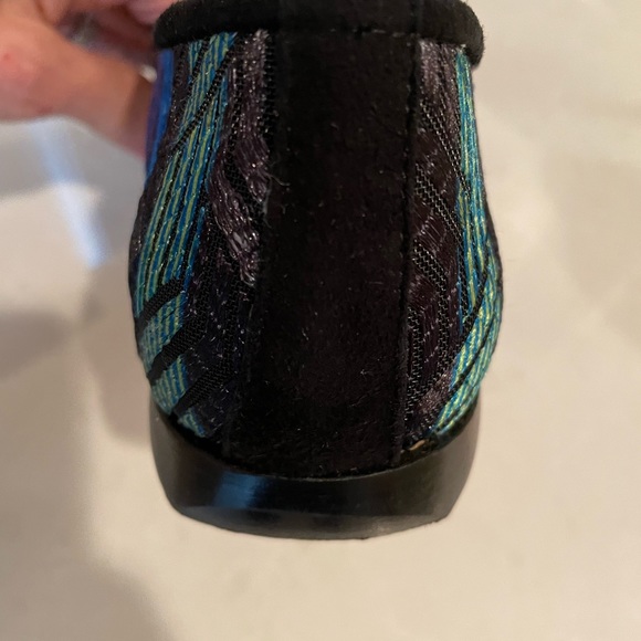 Stunning multicolored embroidered mesh flat - Picture 7 of 7